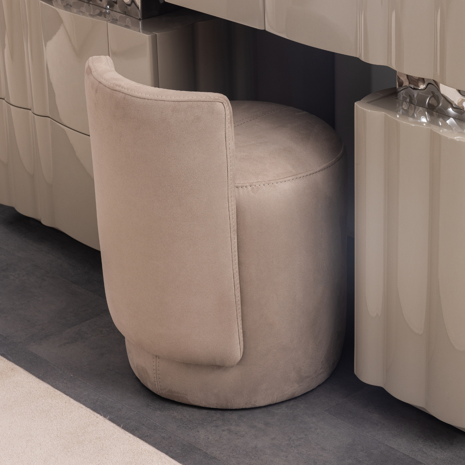 BUGATTI Pouf W. Leaning